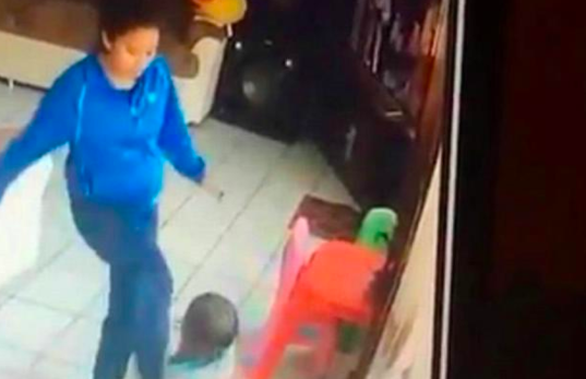 Prófuga de la justicia la niñera que agredió a dos menores